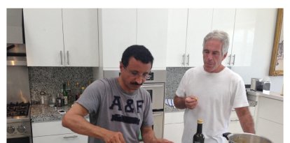 Jeffrey Epstein (R) cocinando con el director ejecutivo de DP World Sultan Ahmed bin Sulayem
