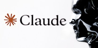Esta fotografía muestra una figura delante del logotipo del asistente de inteligencia artificial "Claude"