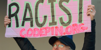 Un miembro del grupo antibélico Code Pink protesta contra las palabras racistas del candidato presidencial republicano estadounidense Donald Trump frente al Hotel Trump en Washington D.C., Estados Unidos, el 10 de diciembre de 2015.