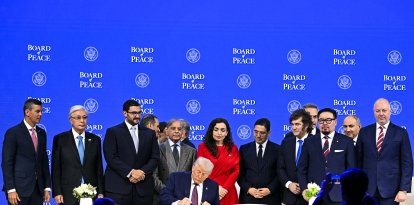 Donald Trump firma el documento fundacional de la Junta de Paz/ Fabrice Coffrini