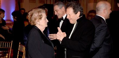 Thomas Pritzker junto a Madeleine Albright