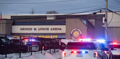 Police stand outside the perimeter they created around the Dennis M. Lynch Arena where a shooting occurred earlier today in Pawtucket, Rhode Island, on February 16, 2026.
At least two people were killed and three wounded in a shooting at an ice rink in the northeastern US town of Pawtucket on Monday, authorities said, with social media footage showing frightened teenagers fleeing the sound of gunshots.
697
La policía se encuentra fuera del perímetro creado alrededor del estadio Dennis M. Lynch Arena, donde se produjo un tiroteo