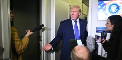 El presidente de Estados Unidos, Donald Trump, habla con los periodistas durante un vuelo en el Air Force One, en ruta a la Base Conjunta Andrews desde West Palm Beach, Florida, el 16 de febrero de 2026.