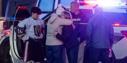 La gente se abraza y se aleja mientras la policía permanece fuera del perímetro que ha creado alrededor del Dennis M. Lynch Arena, donde hoy se ha producido un tiroteo en Pawtucket, Rhode Island, el 16 de febrero de 2026. Al menos dos personas han muerto y tres han resultado heridas en un tiroteo en una pista de hielo en la ciudad de Pawtucket, al noreste de Estados Unidos, según las autoridades, y las imágenes difundidas en las redes sociales muestran a adolescentes asustados huyendo del sonido de los disparos. «Tenemos tres fallecidos. El sospechoso, dos víctimas y tres personas en el hospital», declaró la jefa de policía de Pawtucket, Tina Goncalves, a los periodistas tras el incidente. Añadió que las investigaciones iniciales sugieren que el tiroteo fue selectivo y «podría tratarse de una disputa familiar».