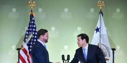 (I/D) El vicepresidente de EE. UU., JD Vance, estrecha la mano del secretario de Estado de EE. UU., Marco Rubio, durante la reunión inaugural de la Conferencia Ministerial sobre Minerales Críticos celebrada en el Departamento de Estado en Washington D. C. el 4 de febrero de 2026.