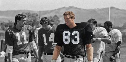 10 de agosto de 1982 - Santa Rosa, California, EE. UU. - Campo de entrenamiento de los Oakland Raiders en El Rancho Tropicana, Santa Rosa, California. El linebacker de los Oakland Raiders, Ted Hendricks