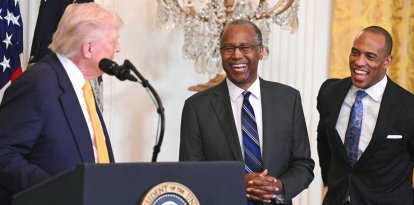 Donald Trump junto a Ben Carson y Scott Turner en la Casa Blanca/ Saul Loeb