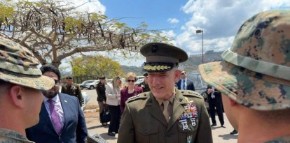 Francis Donovan, jefe del Comando Sur (SOUTHCOM), hablando con soldados tras su llegada al Aeropuerto Internacional Simón Bolívar de Maiquetía