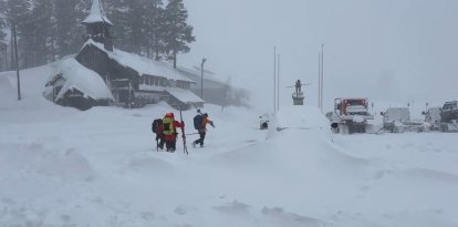 Equipo de rescate en Castle Peak, California/ HANDOUT / NEVADA COUNTY SHERIFF'S OFFICE