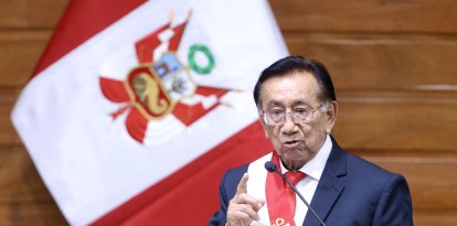 Esta fotografía cedida por el Congreso peruano muestra al nuevo presidente interino de Perú, José María Balcázar, pronunciando un discurso tras su elección en el Congreso Nacional de Lima el 18 de febrero de 2026.
El parlamentario peruano de izquierda José María Balcázar fue elegido presidente del Congreso el 18 de febrero de 2026 y se convertirá automáticamente en presidente interino del país, tras la destitución de José Jeri en un nuevo episodio de inestabilidad política.