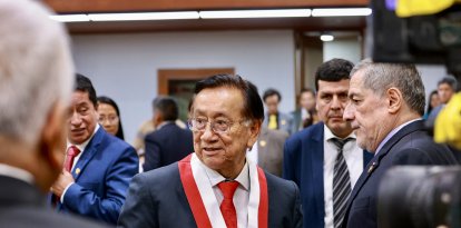 Esta imagen, difundida por el Congreso peruano, muestra al nuevo presidente interino, José María Balcázar, reaccionando tras su elección en el Congreso Nacional en Lima el 18 de febrero de 2026