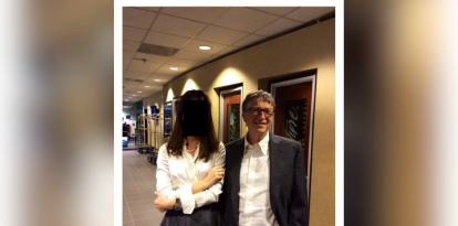 Bill Gates posando con una mujer cuyo rostro ha sido censurado