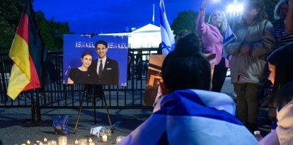 Personas asisten a una vigilia con velas en la Plaza Lafayette, frente a la Casa Blanca, en Washington, D.C., el 22 de mayo de 2025, tras un tiroteo que dejó dos muertos. Elías Rodríguez enfrenta cargos de asesinato y otros cargos tras presuntamente matar a tiros a dos empleados de la embajada israelí frente al Museo Judío Capital en Washington. Los empleados, identificados como Yaron Lischinsky y Sarah Lynn Milgrim por el Ministerio de Asuntos Exteriores israelí, fueron asesinados a tiros la noche del 21 de mayo por un hombre armado que gritó "¡Palestina libre!", según informaron las autoridades. Funcionarios estadounidenses y diplomáticos israelíes expresaron su conmoción e indignación por los asesinatos.