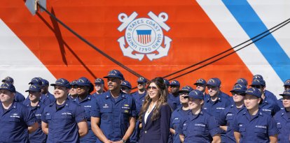 Kristi Noem junto a miembros de la Guardia Costera en Carolina del Sur/ Alex Brandon