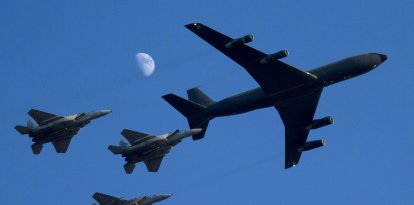 Israeli F-15 fighter jets are refueled by a Boeing 707 (Files)