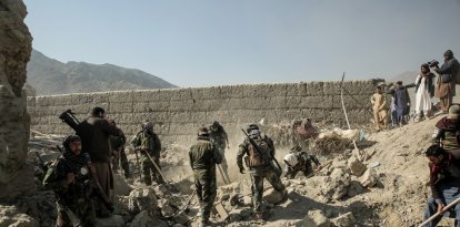 El personal de seguridad talibán busca víctimas después de que un ataque aéreo paquistaní