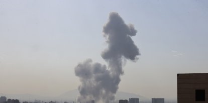 Una columna de humo se eleva tras una explosión reportada en Teherán el 28 de febrero de 2026. Dos fuertes explosiones fueron escuchadas en Teherán la mañana del 28 de febrero por periodistas de AFP, y dos columnas de humo denso fueron vistas sobre el centro y el este de la capital iraní. El Ministerio de Defensa de Israel anunció el lanzamiento de un "ataque preventivo" contra Irán mientras sonaban las sirenas en Jerusalén y la población de todo el país recibía alertas telefónicas sobre una amenaza "extremadamente grave".