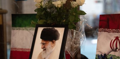 Un retrato del líder supremo de Irán, el ayatolá Alí Jamenei, se exhibe junto a banderas iraníes, velas y un libro de condolencias en el complejo de la mezquita Ahlul Bait, mientras los fieles musulmanes rezan en su memoria en Ciudad del Cabo el 1 de marzo de 2026. El ayatolá Alí Jamenei, líder supremo de Irán desde 1989 y enemigo acérrimo de Occidente, murió en la primera salva de un ataque masivo de Estados Unidos e Israel, lo que desencadenó una nueva ola de ataques con misiles de represalia desde Teherán el 1 de marzo de 2026.