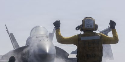 Un F/A-18F Super Hornet, adscrito al Escuadrón de Cazas de Ataque (VFA) 41, se prepara para despegar desde la cubierta de vuelo del portaaviones clase Nimitz USS Abraham Lincoln (CVN 72) en apoyo de la Operación Epic Fury, el 28 de febrero de 2026.