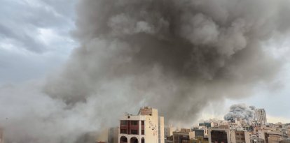 Columnas de humo de dos ataques simultáneos se elevan sobre Teherán, Irán, el lunes 2 de marzo de 2026