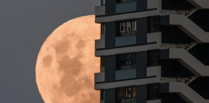 La luna sale en su fase gibosa creciente detrás de un edificio en Buenos Aires el 2 de marzo de 2026