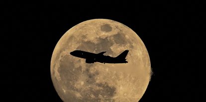 Un Airbus A319-112 de la aerolínea alemana Lufthansa sobrevuela la Luna Gibosa Creciente sobre Fráncfort del Meno, Alemania Occidental