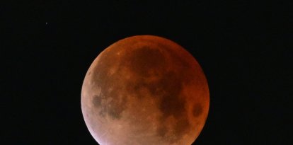 El eclipse lunar de Luna de Sangre tiñe la luna de rojo por un breve período a primera hora del 3 de marzo de 2026 en Los Ángeles, California