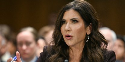 Kristi Noem testifica durante una audiencia del Comité Judicial del Senado