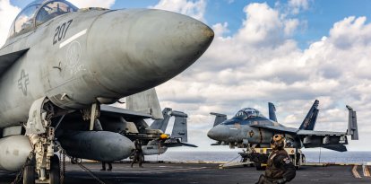 Un marinero estadounidense da señales a un avión F/A-18F, en el portaaviones más grande del mundo, el USS Gerald R. Ford