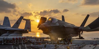 Un F-35C Lightning II, adscrito al Escuadrón de Ataque de Cazas de la Marina (VMFA) 314, se prepara para operaciones de vuelo en la cubierta de vuelo del portaaviones clase Nimitz USS Abraham Lincoln (CVN 72) en apoyo de la Operación Epic Fury, el 3 de marzo de 2026. (Foto de la Marina de los Estados Unidos)