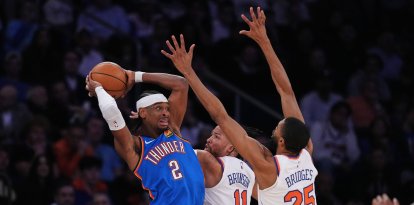 Gilgeous-Alexander, de los City Thunder, protege el balón ante Jalen Brunson