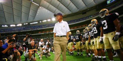 Lou Holtz, y los jugadores de su equipo