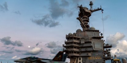 Un avión F/A-18F Super Hornet, adscrito al Escuadrón de Cazas de Ataque 213, aterriza en la cubierta de vuelo del portaaviones más grande del mundo, el USS Gerald R. Ford (CVN 78), mientras opera en el mar Mediterráneo oriental en apoyo de la Operación Epic Fury, el 2 de marzo de 2026.