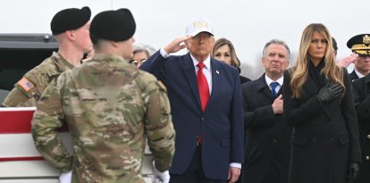 Trump recibe los cuerpos de los militares caídos/ Saul Loeb