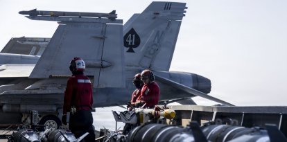 Marineros estadounidenses revisan municiones en la cubierta de vuelo del portaaviones clase Nimitz USS Abraham Lincoln (CVN 72) en apoyo de la Operación Epic Fury, el 2 de marzo de 2026. El Abraham Lincoln está desplegado en la zona de operaciones de la Quinta Flota de los Estados Unidos para apoyar la seguridad y la estabilidad marítimas en Oriente Medio. (Fotografía de la Marina de los Estados Unidos)