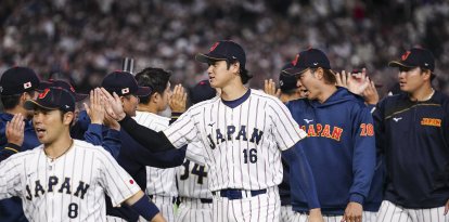 Los jugadores de Japón celebran su victoria durante el WBC