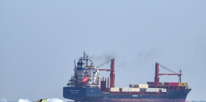 Barco petrolero circula por las aguas del estrecho de Ormuz/ Giuseppe Cacace