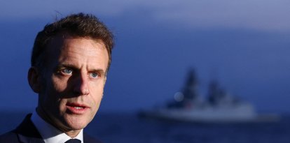El presidente francés, Emmanuel Macron, se dirige a los medios de comunicación durante su visita al portaaviones Charles de Gaulle