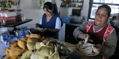Unas vendedoras hispanas frente a su producto: tamales (Archivo)