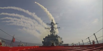 El destructor lanzamisiles guiados clase Arleigh Burke USS Frank E. Petersen Jr. (DDG 121) dispara un misil de ataque terrestre Tomahawk durante las operaciones en apoyo de la Operación Epic Fury, el 28 de febrero de 2026. (Foto de la Marina de los Estados Unidos)