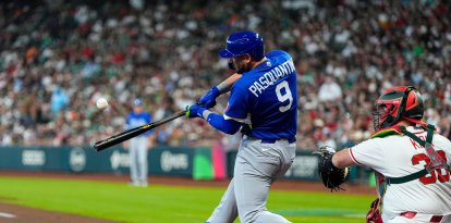 Vinnie Pasquantino, de Italia, batea frente a México en el Clásico Mundial 2026