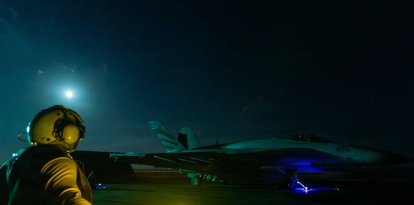 Un F/A-18E Super Hornet, adscrito al Escuadrón de Cazas de Ataque (VFA) 151, se prepara para despegar desde la cubierta de vuelo del portaaviones clase Nimitz USS Abraham Lincoln (CVN 72) en apoyo de la Operación Epic Fury, el 3 de marzo de 2026. (Fotografía de la Marina de los Estados Unidos)