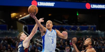 Desmond Bane, de los Orlando Magic, anota frente a los Cleveland Cavaliers