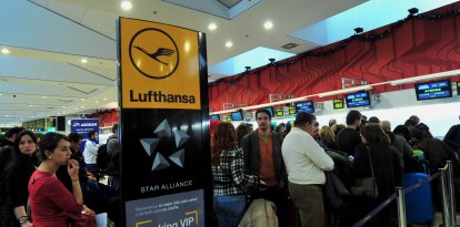 Imagen n.° 12685740 (101205) -- MADRID, 5 de diciembre de 2010 (Xinhua) -- Pasajeros esperan para facturar en un mostrador del Aeropuerto de Barajas, Madrid, el 5 de diciembre de 2010. Los aeropuertos españoles intentaban descongestionar sus aeropuertos y volver lentamente a la normalidad el domingo, un día después del fin de una huelga salvaje de controladores aéreos. Xinhua/Landov