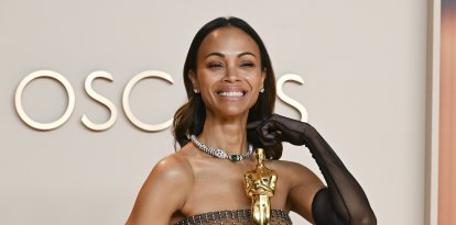 Zoe Saldana posa con el premio Óscar a Mejor Actriz de Reparto obtenido en 2025