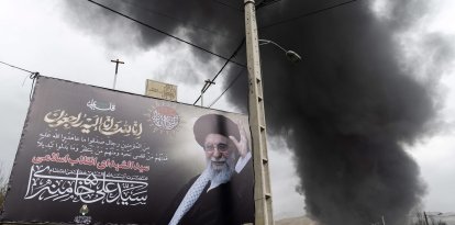 Un retrato del líder supremo iraní, el ayatolá Ali Jamenei, se exhibe frente al depósito de petróleo de Shahran, que fue blanco de ataques estadounidenses-israelíes, en el octavo día de la guerra en el oeste de Teherán, Irán, el domingo 8 de marzo de 2026