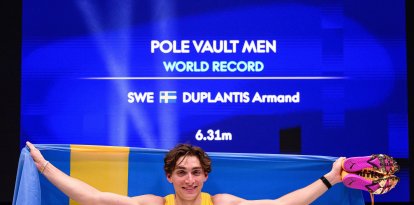 Mondo Duplantis, tras fijar el nuevo récord mundial de salto con garrocha en 6,31 metros