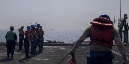 Marineros de la Armada de los Estados Unidos se preparan para tirar de una cuerda durante un reabastecimiento en el mar en la cubierta de vuelo del portaaviones clase Nimitz USS Abraham Lincoln (CVN 72) durante la Operación Epic Fury, el 10 de marzo de 2026. (Foto de la Armada de los Estados Unidos)