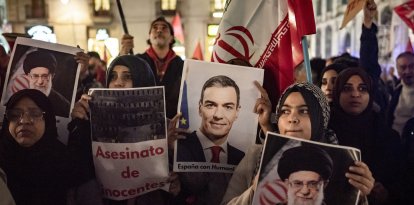 En la ciudad española Barcelona, Manifestantes en contra de la operación conjunta estadounidense-israelí contra Irán llevan carteles con la imagen del difunto supremo líder iraní Alí Jamenei y del presidente del Gobierno español, Pedro Sánchez