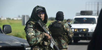 Policías de Bolivia custodian el traslado del narco uruguayo